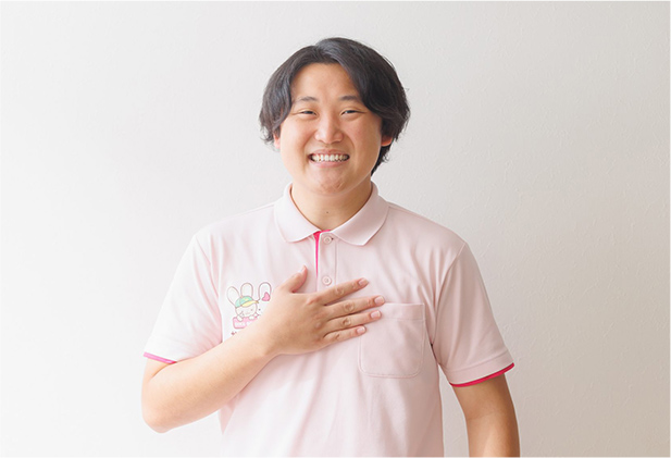 スタッフが胸を抑えている