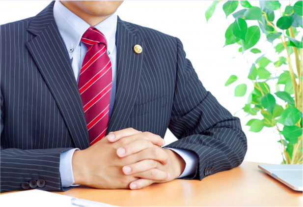 弁護士が椅子に座っている